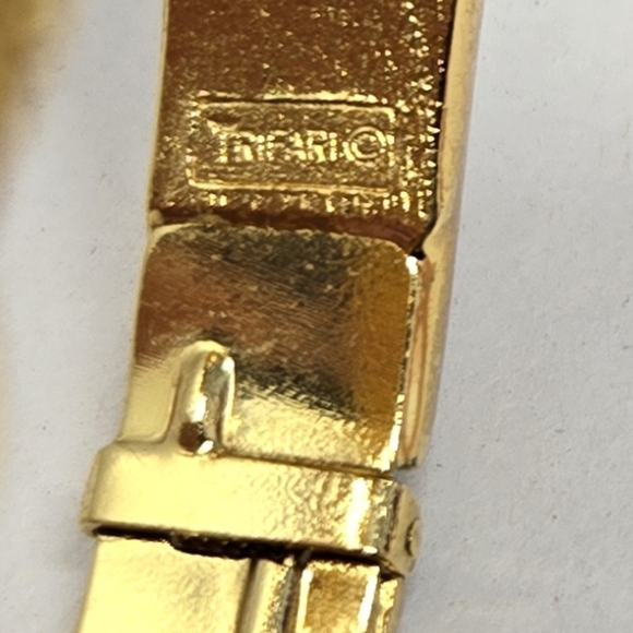 Vintage Trifari Hinge Clamp Bracelet Gold Toned Texture-Smooth Opens In Front - Picture 10 of 12